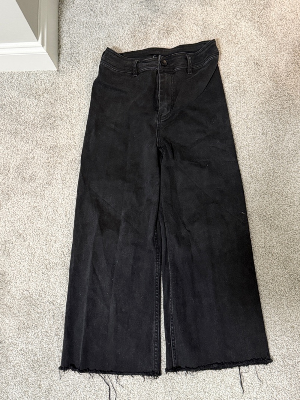 eesome Black High-Rise Wide-Leg cropped Jeans with Raw Hem S